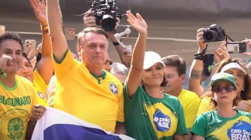 em-ato-na-paulista,-bolsonaro-exibe-bandeira-de-israel-e-discursa-para-apoiadores