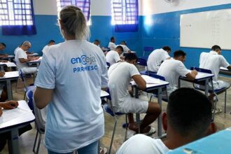 O Governo de Mato Grosso, em parceria com instituições do Poder Judiciário, lançou nesta terça-feira (26) a Campanha Dia D – Educação é o Caminho que Liberta. A iniciativa visa ampliar o número de matrículas na modalidade Educação de Jovens e Adultos (EJA) na Rede Estadual de Ensino. O EJA nos presídios pretende oferecer educação e oportunidades de ressocialização para reeducandos. Ampliação de matrículas e conscientização A campanha será realizada simultaneamente em todas as 41 unidades prisionais de Mato Grosso. Representantes das Secretarias de Estado de Educação (Seduc) e Segurança Pública (Sesp), Tribunal de Justiça de Mato Grosso, Ministério Público Estadual e Ordem dos Advogados do Brasil - seccional Mato Grosso realizarão visitas para conscientizar os reeducandos sobre a importância da educação regular na formação individual e na remição de penas. Quase 3 mil reeducandos se matricularam na EJA em 2023, e a expectativa da Seduc é superar este número em 2024. “Até o momento, já temos cerca de 2.700 matrículas efetuadas, e vamos intensificar a divulgação nas unidades prisionais para alcançarmos nossa meta”, afirma o secretário de Estado de Educação, Alan Porto. A Seduc também investiu em melhorias tecnológicas nas salas anexas das unidades prisionais. Em fevereiro deste ano, foram entregues 107 Smart TVs de 65 polegadas para equipar as salas de aula. O objetivo é melhorar significativamente o processo de ensino e aprendizagem, proporcionando aos reeducandos um ambiente mais moderno e interativo. Evento de lançamento A solenidade de lançamento da Campanha Dia D – Educação é o Caminho que Liberta aconteceu na Penitenciária Central do Estado (PCE), em Cuiabá, e contou com a presença de autoridades do Governo de Mato Grosso, Poder Judiciário e entidades parceiras. O evento foi transmitido ao vivo pelo canal oficial do TJMT no YouTube. A iniciativa do Governo de Mato Grosso demonstra o compromisso com a educação e a ressocialização de pessoas em privação de liberdade. A ampliação do acesso à EJA contribui para a formação individual, a reinserção social e a redução da reincidência criminal.