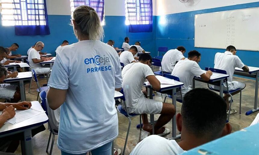 O Governo de Mato Grosso, em parceria com instituições do Poder Judiciário, lançou nesta terça-feira (26) a Campanha Dia D – Educação é o Caminho que Liberta. A iniciativa visa ampliar o número de matrículas na modalidade Educação de Jovens e Adultos (EJA) na Rede Estadual de Ensino. O EJA nos presídios pretende oferecer educação e oportunidades de ressocialização para reeducandos. Ampliação de matrículas e conscientização A campanha será realizada simultaneamente em todas as 41 unidades prisionais de Mato Grosso. Representantes das Secretarias de Estado de Educação (Seduc) e Segurança Pública (Sesp), Tribunal de Justiça de Mato Grosso, Ministério Público Estadual e Ordem dos Advogados do Brasil - seccional Mato Grosso realizarão visitas para conscientizar os reeducandos sobre a importância da educação regular na formação individual e na remição de penas. Quase 3 mil reeducandos se matricularam na EJA em 2023, e a expectativa da Seduc é superar este número em 2024. “Até o momento, já temos cerca de 2.700 matrículas efetuadas, e vamos intensificar a divulgação nas unidades prisionais para alcançarmos nossa meta”, afirma o secretário de Estado de Educação, Alan Porto. A Seduc também investiu em melhorias tecnológicas nas salas anexas das unidades prisionais. Em fevereiro deste ano, foram entregues 107 Smart TVs de 65 polegadas para equipar as salas de aula. O objetivo é melhorar significativamente o processo de ensino e aprendizagem, proporcionando aos reeducandos um ambiente mais moderno e interativo. Evento de lançamento A solenidade de lançamento da Campanha Dia D – Educação é o Caminho que Liberta aconteceu na Penitenciária Central do Estado (PCE), em Cuiabá, e contou com a presença de autoridades do Governo de Mato Grosso, Poder Judiciário e entidades parceiras. O evento foi transmitido ao vivo pelo canal oficial do TJMT no YouTube. A iniciativa do Governo de Mato Grosso demonstra o compromisso com a educação e a ressocialização de pessoas em privação de liberdade. A ampliação do acesso à EJA contribui para a formação individual, a reinserção social e a redução da reincidência criminal.