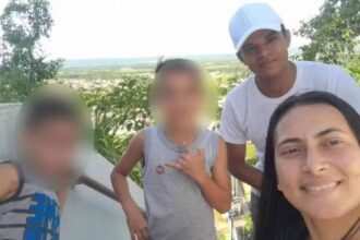 Jovem é morta a facadas dentro de casa e filhos presenciam crime