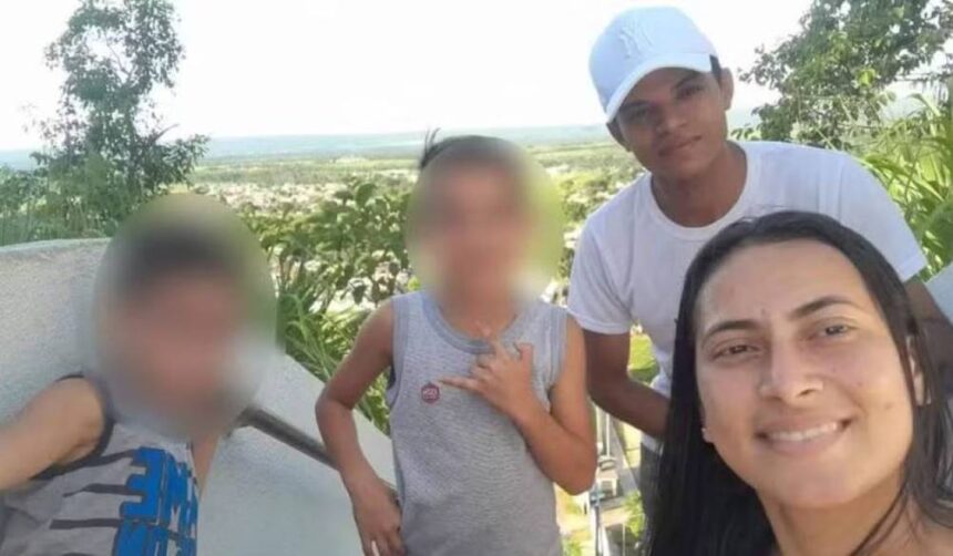 Jovem é morta a facadas dentro de casa e filhos presenciam crime