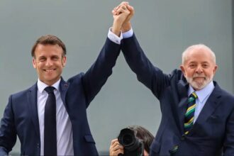 Macron é recebido oficialmente pelo presidente Lula no Palácio do Planalto