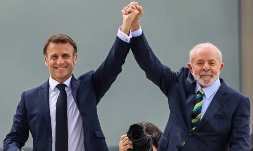 Macron é recebido oficialmente pelo presidente Lula no Palácio do Planalto