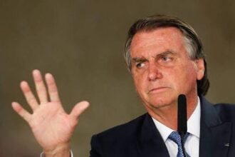 Moraes proíbe Bolsonaro de participar de eventos das forças armadas