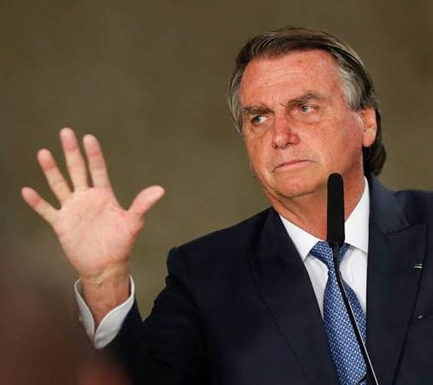 Moraes proíbe Bolsonaro de participar de eventos das forças armadas