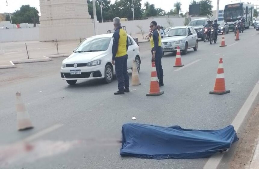 Motociclista morre após colidir com celta no centro de Cuiabá