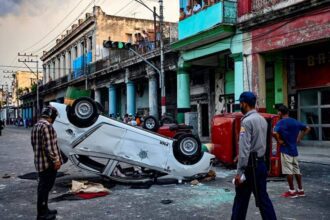 Sem comida e energia, população promove quebra-quebra em Cuba