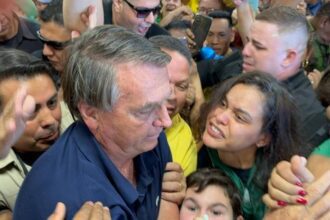 Apoiadores lotam aeroporto para receber o ex-presidente Bolsonaro