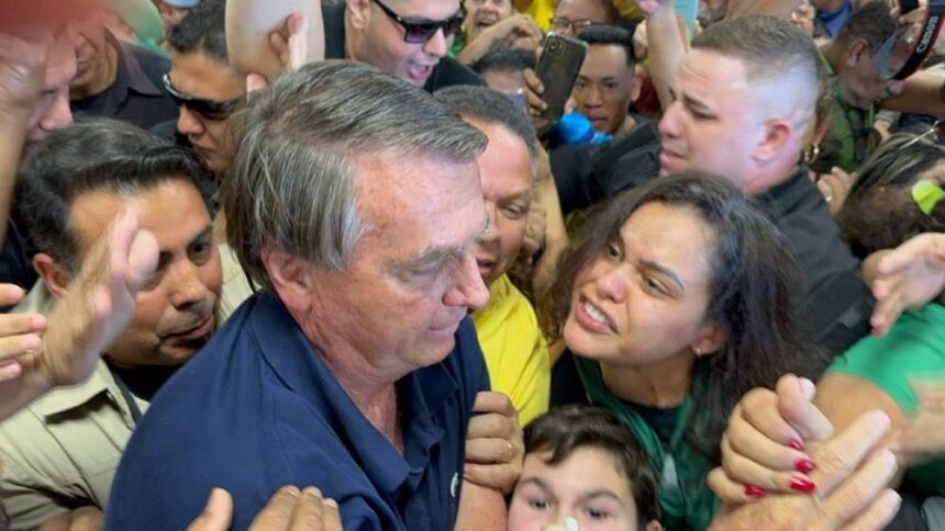 Apoiadores lotam aeroporto para receber o ex-presidente Bolsonaro