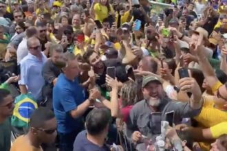 Bolsonaro é recebido por uma multidão de apoiadores em Sinop-MT