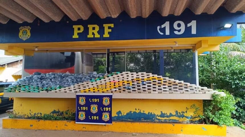 PRF apreende 287 Kgs de drogas em fundo falso de ônibus na BR-070