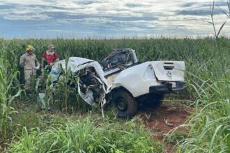 Uma manhã de luto e consternação tomou conta da comunidade de Tapurah, no Mato Grosso, após um grave acidente na rodovia estadual MT-249, em Nova Mutum. Três servidoras da Secretaria Municipal de Assistencial Social perderam a vida na tragédia, enquanto uma quarta servidora foi resgatada com vida, mas com ferimentos graves. Viagem para evento em Tangará da Serra termina em tragédia As vítimas, ainda não identificadas oficialmente, estavam a caminho de um evento em Tangará da Serra quando o acidente aconteceu. Segundo a assessoria da Prefeitura de Tapurah, as servidoras seguiam em uma caminhonete quando colidiram frontalmente com uma carreta. A forte batida causou a morte instantânea de três das ocupantes e deixou a quarta com ferimentos graves. As causas do acidente ainda estão sendo investigadas pela Polícia Civil e pela Perícia Oficial e Identificação Técnica (Politec). De acordo com as primeiras informações, a colisão frontal entre a caminhonete e a carreta teria sido provocada pela invasão de pista por um dos veículos. No entanto, a dinâmica precisa do acidente ainda está sendo apurada. Comunidade em luto e autoridades prestam apoio A notícia do acidente causou grande comoção na comunidade de Tapurah. A Prefeitura Municipal decretou luto oficial de três dias e prestou apoio às famílias das vítimas fatais e à servidora que se encontra internada. As autoridades também estão colaborando com as investigações para elucidar as causas do acidente e tomar as medidas cabíveis. A tragédia na MT-249 serve como um triste lembrete dos perigos das estradas e da importância de dirigir com atenção e responsabilidade. As mortes das servidoras de Tapurah deixam um vazio irreparável na comunidade e nos corações de seus familiares e amigos. É um momento de luto e dor, mas também de reflexão e união, buscando medidas para evitar que tragédias como essa se repitam.