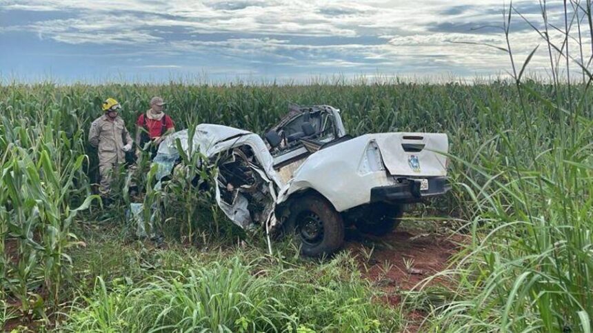 Uma manhã de luto e consternação tomou conta da comunidade de Tapurah, no Mato Grosso, após um grave acidente na rodovia estadual MT-249, em Nova Mutum. Três servidoras da Secretaria Municipal de Assistencial Social perderam a vida na tragédia, enquanto uma quarta servidora foi resgatada com vida, mas com ferimentos graves. Viagem para evento em Tangará da Serra termina em tragédia As vítimas, ainda não identificadas oficialmente, estavam a caminho de um evento em Tangará da Serra quando o acidente aconteceu. Segundo a assessoria da Prefeitura de Tapurah, as servidoras seguiam em uma caminhonete quando colidiram frontalmente com uma carreta. A forte batida causou a morte instantânea de três das ocupantes e deixou a quarta com ferimentos graves. As causas do acidente ainda estão sendo investigadas pela Polícia Civil e pela Perícia Oficial e Identificação Técnica (Politec). De acordo com as primeiras informações, a colisão frontal entre a caminhonete e a carreta teria sido provocada pela invasão de pista por um dos veículos. No entanto, a dinâmica precisa do acidente ainda está sendo apurada. Comunidade em luto e autoridades prestam apoio A notícia do acidente causou grande comoção na comunidade de Tapurah. A Prefeitura Municipal decretou luto oficial de três dias e prestou apoio às famílias das vítimas fatais e à servidora que se encontra internada. As autoridades também estão colaborando com as investigações para elucidar as causas do acidente e tomar as medidas cabíveis. A tragédia na MT-249 serve como um triste lembrete dos perigos das estradas e da importância de dirigir com atenção e responsabilidade. As mortes das servidoras de Tapurah deixam um vazio irreparável na comunidade e nos corações de seus familiares e amigos. É um momento de luto e dor, mas também de reflexão e união, buscando medidas para evitar que tragédias como essa se repitam.