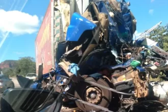 Acidente Fatal na BR-364: Um morto e dois feridos em colisão entre caminhões