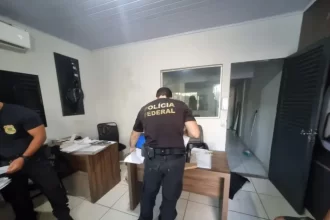 PF prende 7 bandidos que enviava drogas e armas em fundos falsos de veículos