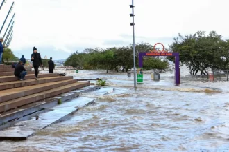 Rio Guaíba atinge nível recorde e força evacuação em Porto Alegre