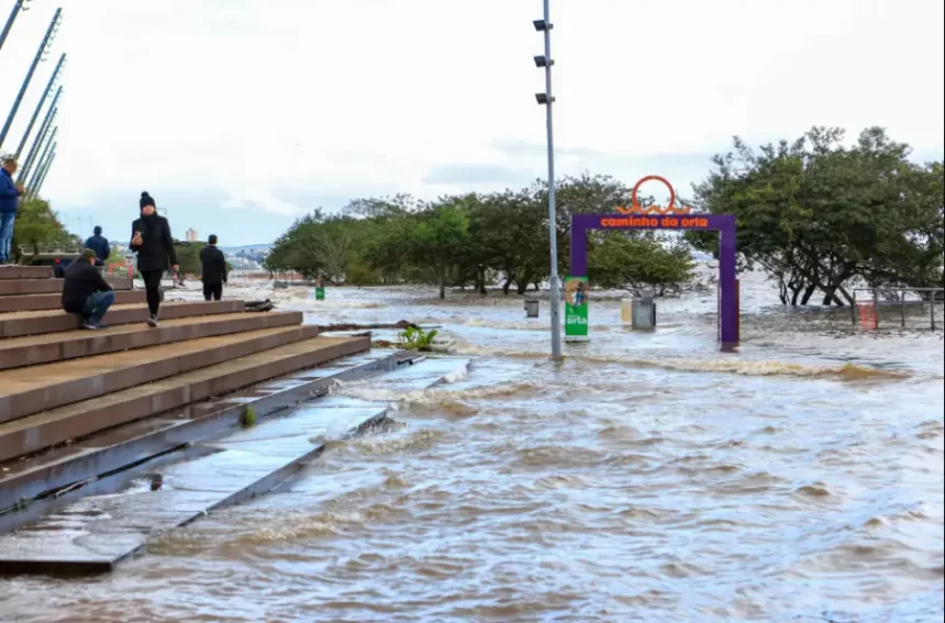 Rio Guaíba atinge nível recorde e força evacuação em Porto Alegre