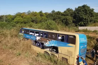 Colisão entre carreta e um ônibus na BR-163 deixou 14 pessoas feridas