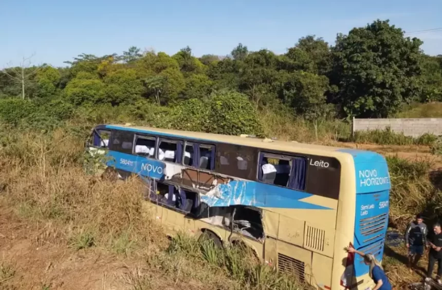 Colisão entre carreta e um ônibus na BR-163 deixou 14 pessoas feridas