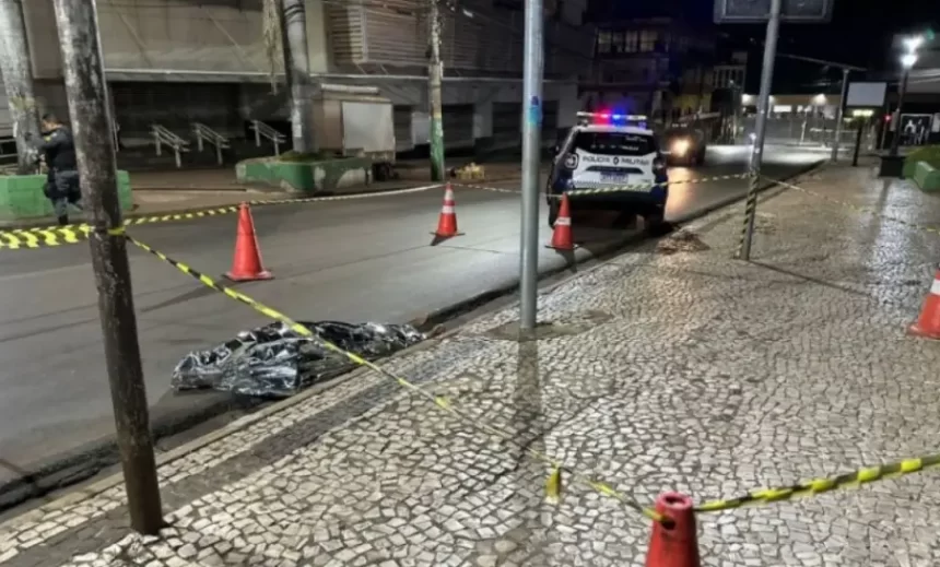 Crime no Centro de Cuiabá - Homem é morto a facadas na Praça da República