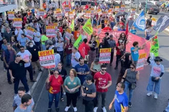 Professores fizeram ato no centro de Cuiabá em protesto ao governo Lula