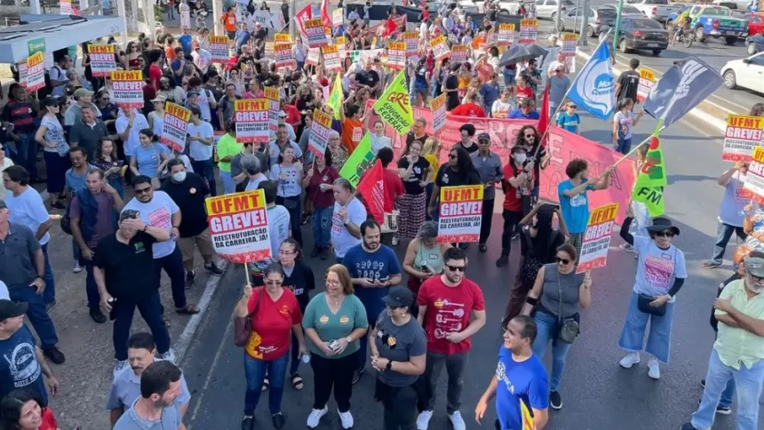 Professores fizeram ato no centro de Cuiabá em protesto ao governo Lula