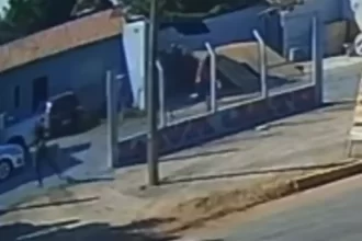 Um homem foi encurralado e baleado em um lava jato em Cáceres-MT