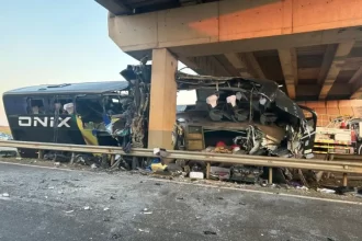 Ônibus bate em viaduto em Itapetininga-SP e deixa 10 mortos e 42 Feridos