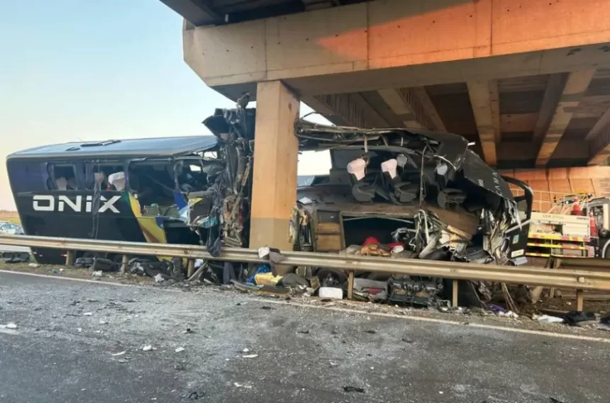 Ônibus bate em viaduto em Itapetininga-SP e deixa 10 mortos e 42 Feridos