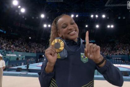 Rebeca Andrade ganha ouro e torna-se a maior medalhista do Brasil na história