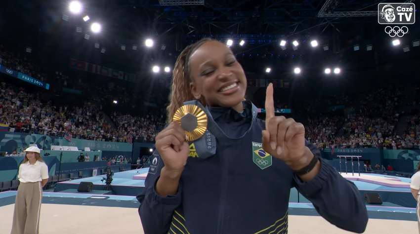 Rebeca Andrade ganha ouro e torna-se a maior medalhista do Brasil na história