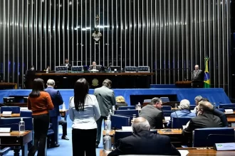 Senado aprova PEC que perdoa dívidas de partidos políticos