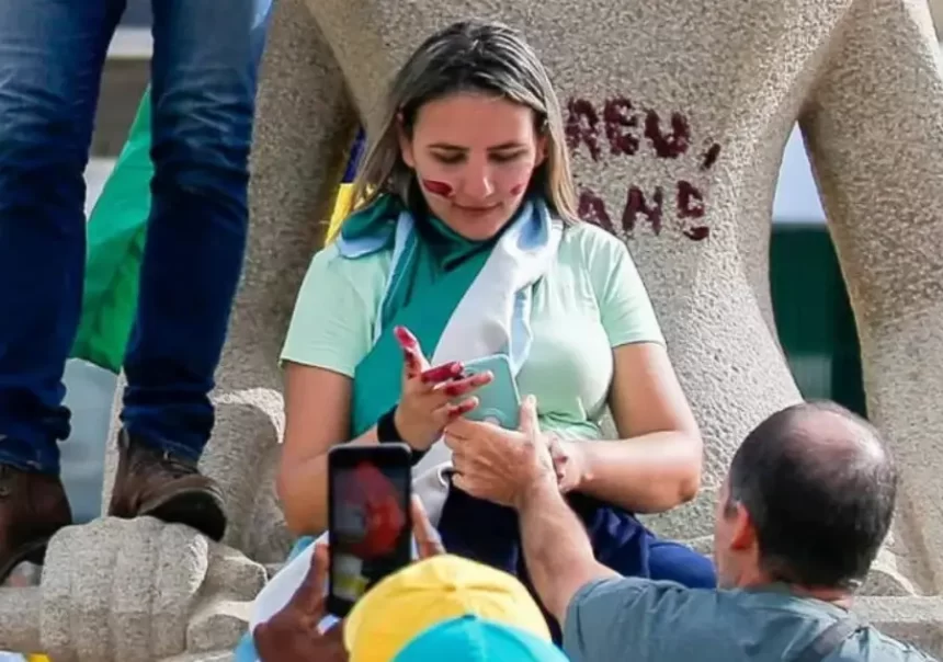 Moraes nega liberdade para mulher acusada de escrever “Perdeu, mané” na estátua da Justiça