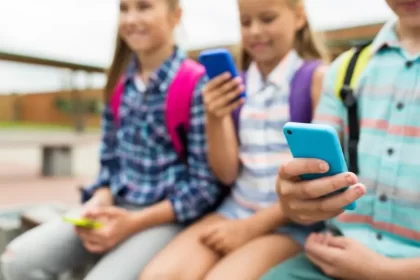 Comissão da Câmara aprova projeto que proíbe o uso de celular nas escolas