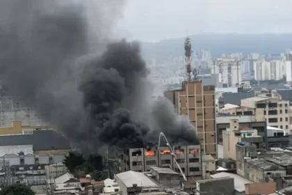 Incêndio atinge cerca de 200 lojas no Shopping 25 Brás em São Paulo