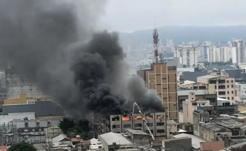 Incêndio atinge cerca de 200 lojas no Shopping 25 Brás em São Paulo