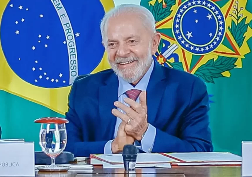 Lula sanciona a lei que aumenta para 40 anos a pena de crimes de feminicídio