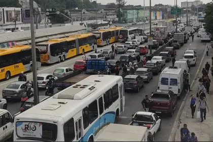 Tiroteio no Rio fecha Avenida Brasil e deixa um morto e cinco feridos