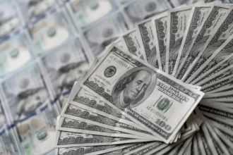 Dólar atinge R$ 5,85, a maior alta desde o início de 2021