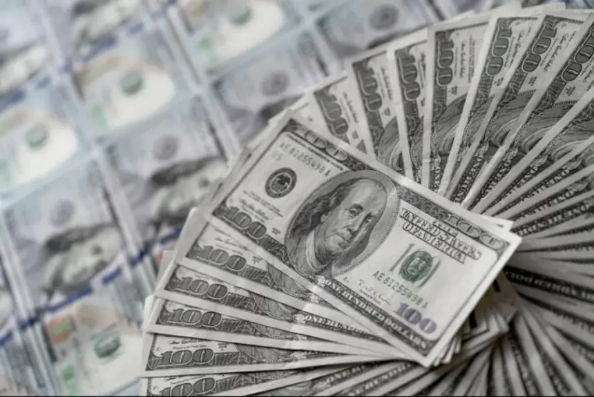 Dólar atinge R$ 5,85, a maior alta desde o início de 2021