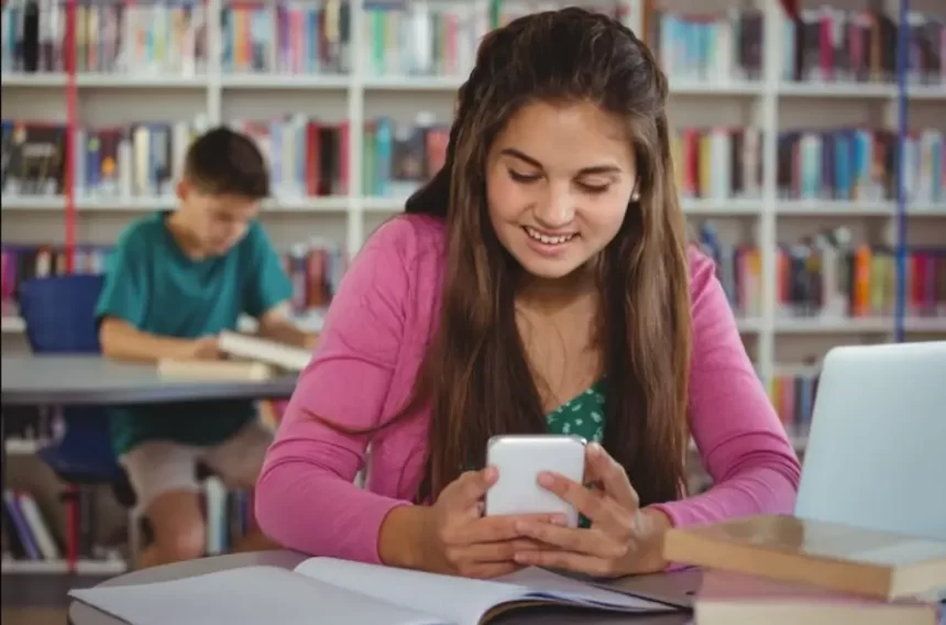 Lei que proíbe o uso de celular nas escolas é aprovada em São Paulo