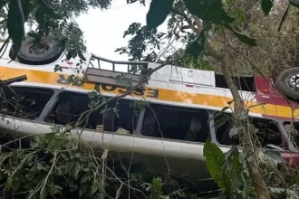 Ônibus escolar cai de ribanceira e deixa 18 mortos e 28 feridos