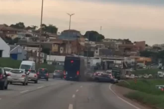 Ônibus perde freio e causa engavetamento em anel rodoviário de Belo Horizonte [Vídeo]