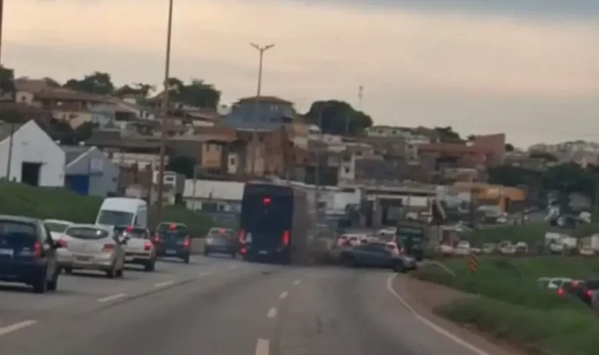 Ônibus perde freio e causa engavetamento em anel rodoviário de Belo Horizonte [Vídeo]