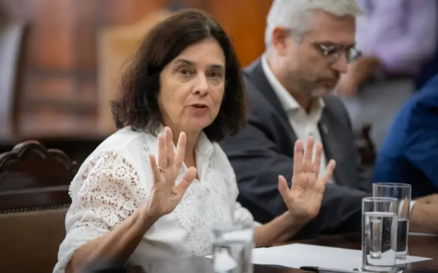 Para ministra da saúde, o desperdício de vacinas no governo Lula é culpa de Bolsonaro