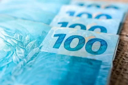 Com novas regras, salário mínimo deve chegar a R$ 1.502 em 2025