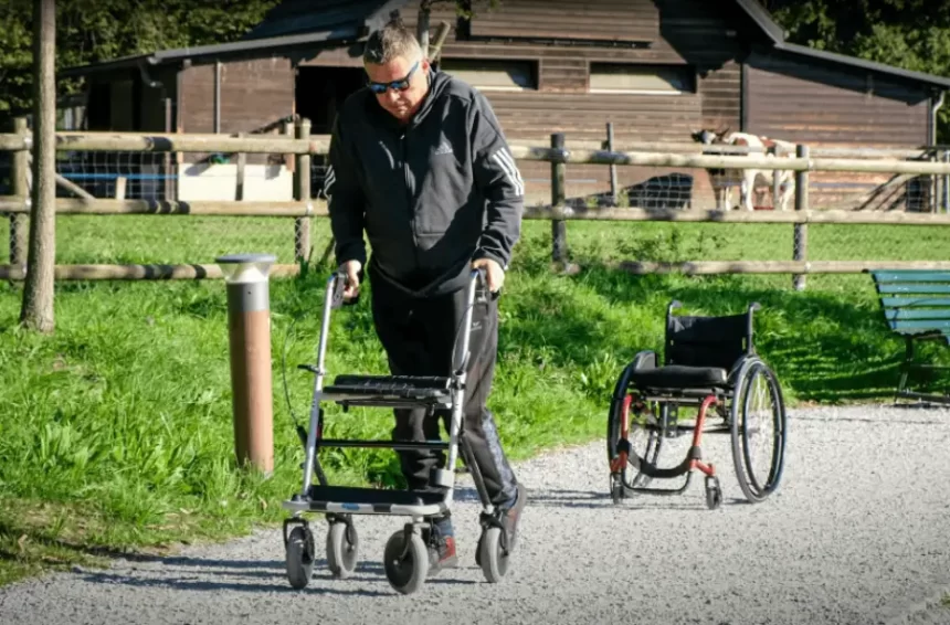 Pacientes com paralisia voltam a andar após estimulação cerebral