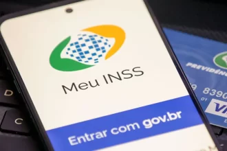 Aposentados do INSS terão aumento de 4,77% e teto sobe para R$ 8.175