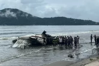 Avião ultrapassa pista do aeroporto e explode na praia em Ubatuba (SP)