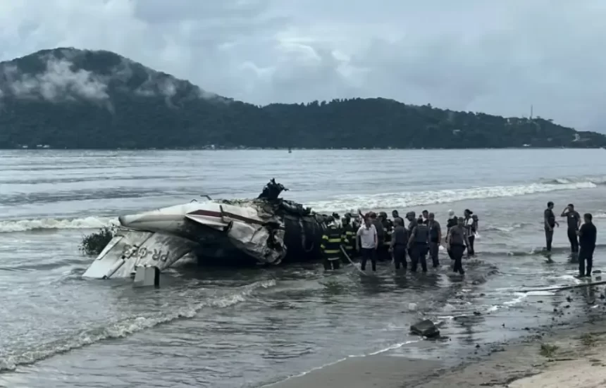 Avião ultrapassa pista do aeroporto e explode na praia em Ubatuba (SP)